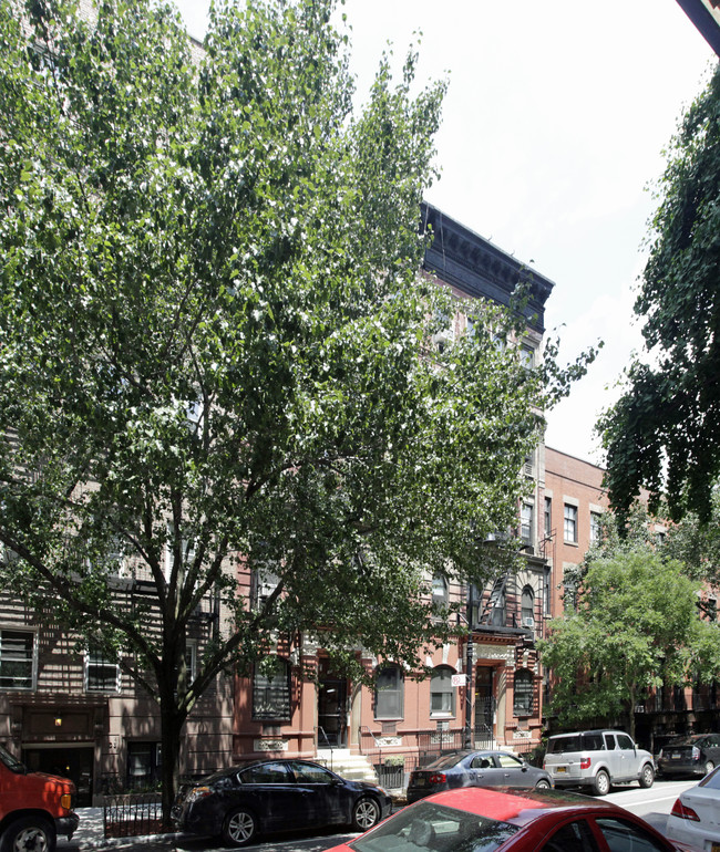 105 East 10th Street in New York, NY - Foto de edificio - Building Photo