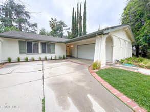 185 N Sabra Ave in Oak Park, CA - Building Photo - Building Photo