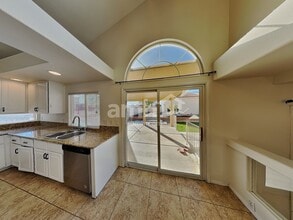 1951 Silver Whisper Ave in Las Vegas, NV - Foto de edificio - Building Photo