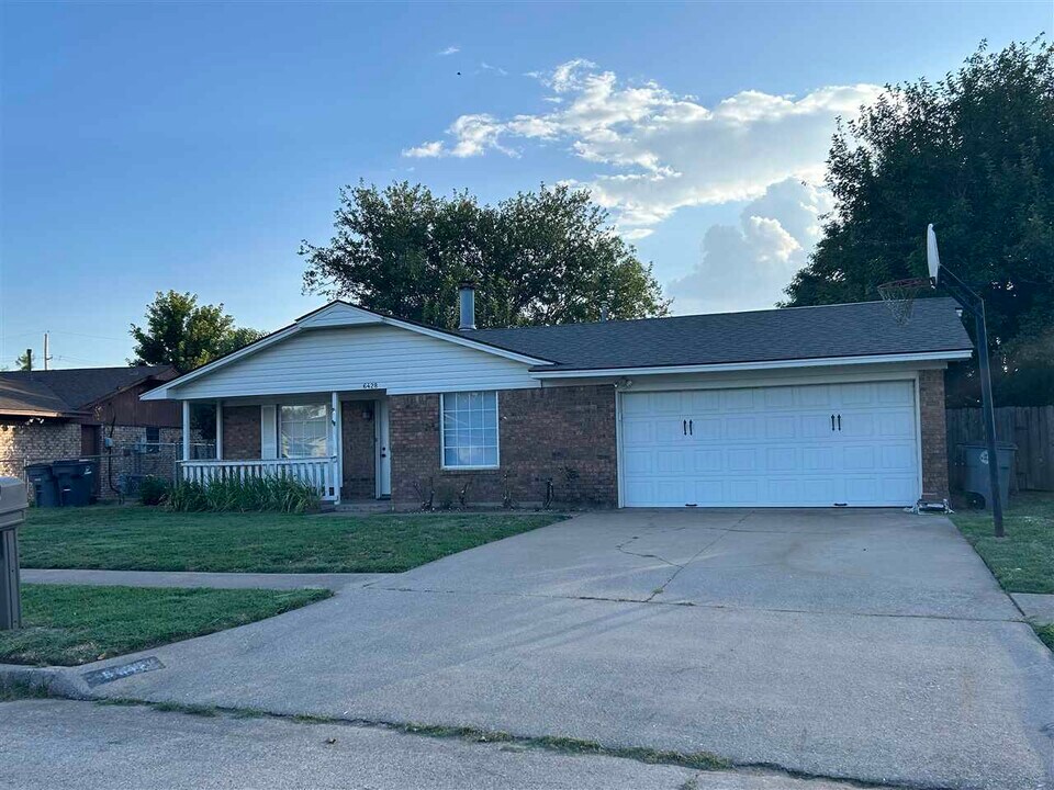 6428 NW Arrowhead Dr in Lawton, OK - Building Photo