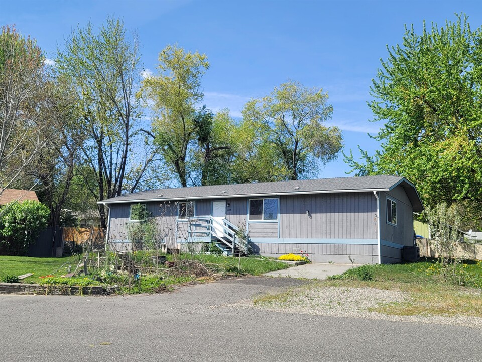 1005 Jonah Ln in Benton City, WA - Building Photo