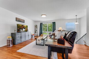 521 Woodhaven Dr in Morgantown, WV - Building Photo