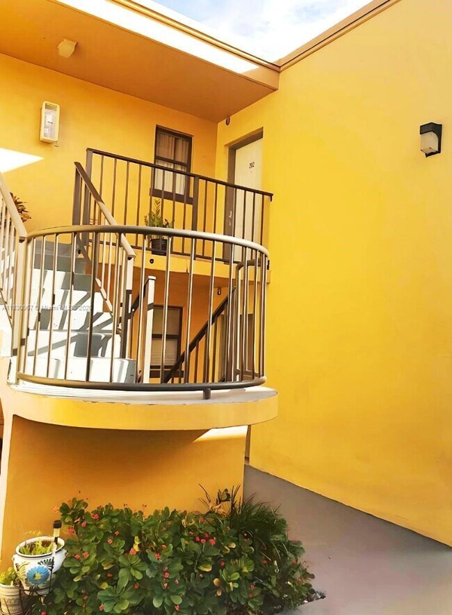 530 NW 114th Ave in Miami, FL - Building Photo - Building Photo