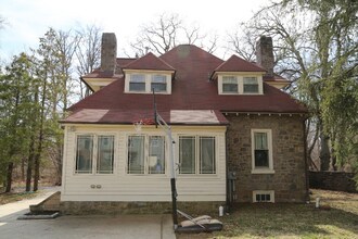 1015 Cedar Rd in Ambler, PA - Building Photo - Building Photo