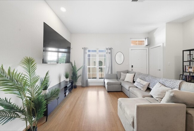 property at 806 Jackson Hill St