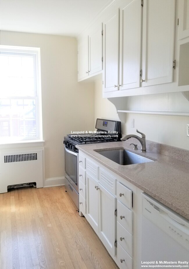 12 Ware St, Unit 33 in Cambridge, MA - Building Photo - Building Photo