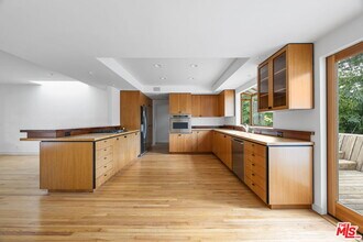 202 S Saltair Ave in Los Angeles, CA - Building Photo - Building Photo