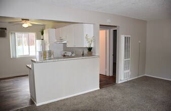 Sunset Gardens Apartments in Sacramento, CA - Building Photo - Building Photo