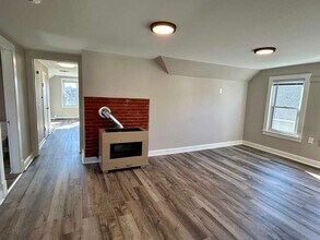 364 Hillside Ave, Unit 3 in Holyoke, MA - Foto de edificio - Building Photo