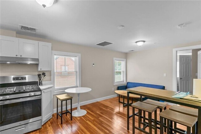 16 Brinley St in Newport, RI - Building Photo - Building Photo