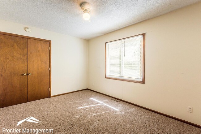 1909 Crescent Dr in Manhattan, KS - Building Photo - Building Photo