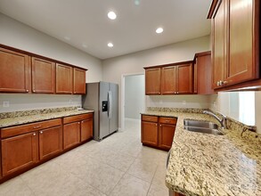 4574 Barbuda Dr in Tavares, FL - Foto de edificio - Building Photo