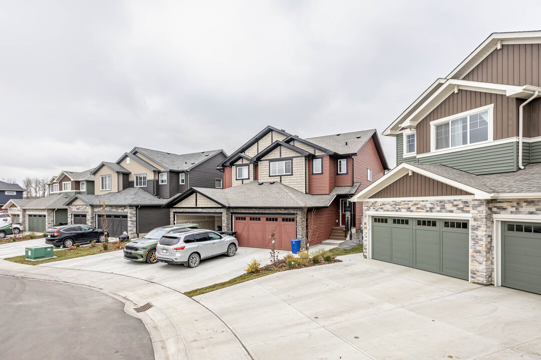 866 Northern Harrier Ln NW in Edmonton, AB - Building Photo