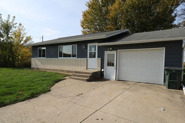 340 Boundary Ave in Middletown, IA - Building Photo - Building Photo