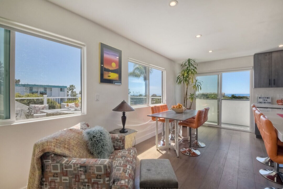 34 E I St in Encinitas, CA - Building Photo