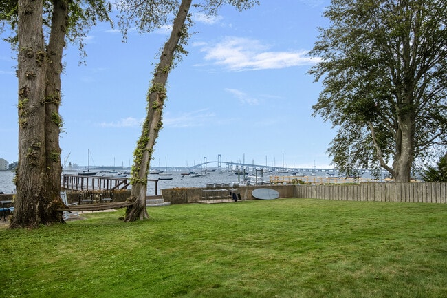 58 Washington St, Unit 5 in Newport, RI - Foto de edificio - Building Photo