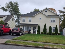 424 Remsen Ave in Woodbridge Township, NJ - Building Photo