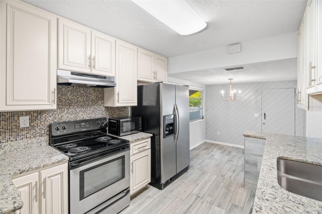 5555 13th St N in St. Petersburg, FL - Foto de edificio - Building Photo