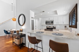 526 Via De La Valle in Solana Beach, CA - Foto de edificio - Building Photo