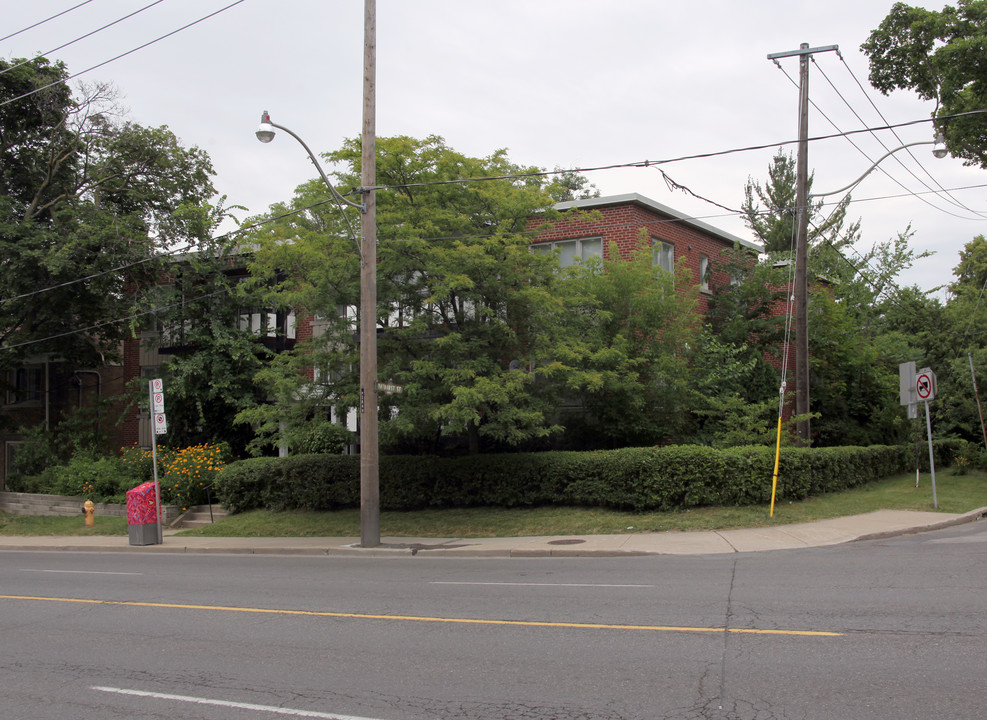 1651 Bathurst St in Toronto, ON - Building Photo