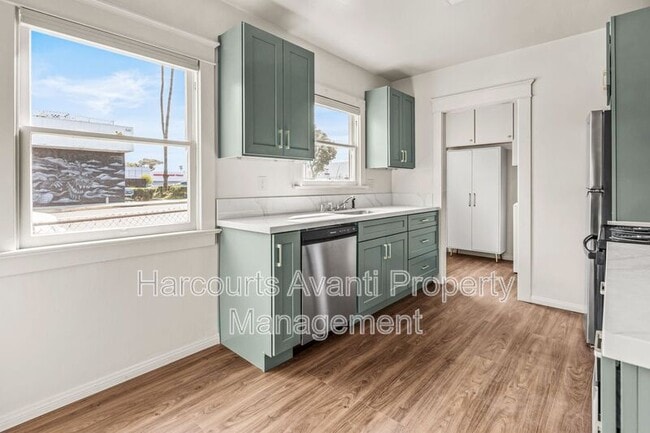 915 Civic Center Dr in Oceanside, CA - Building Photo - Building Photo