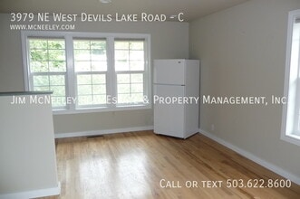 3979 NE West Devils Lake Rd in Lincoln City, OR - Building Photo - Building Photo