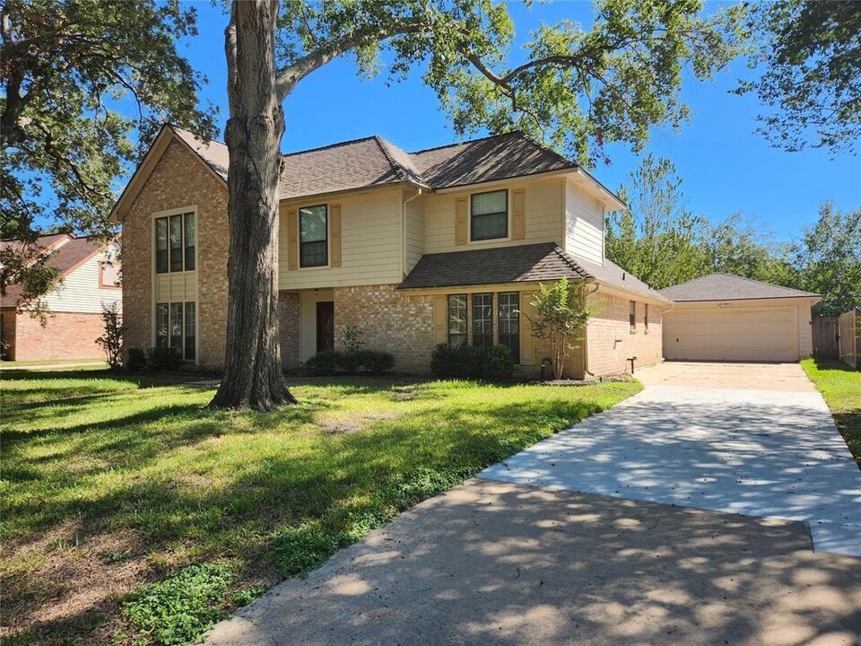 18111 Shireoak Dr in Houston, TX - Building Photo