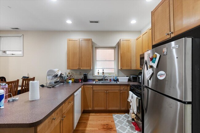 2338 N Greenview Ave, Unit 1 in Chicago, IL - Building Photo - Building Photo