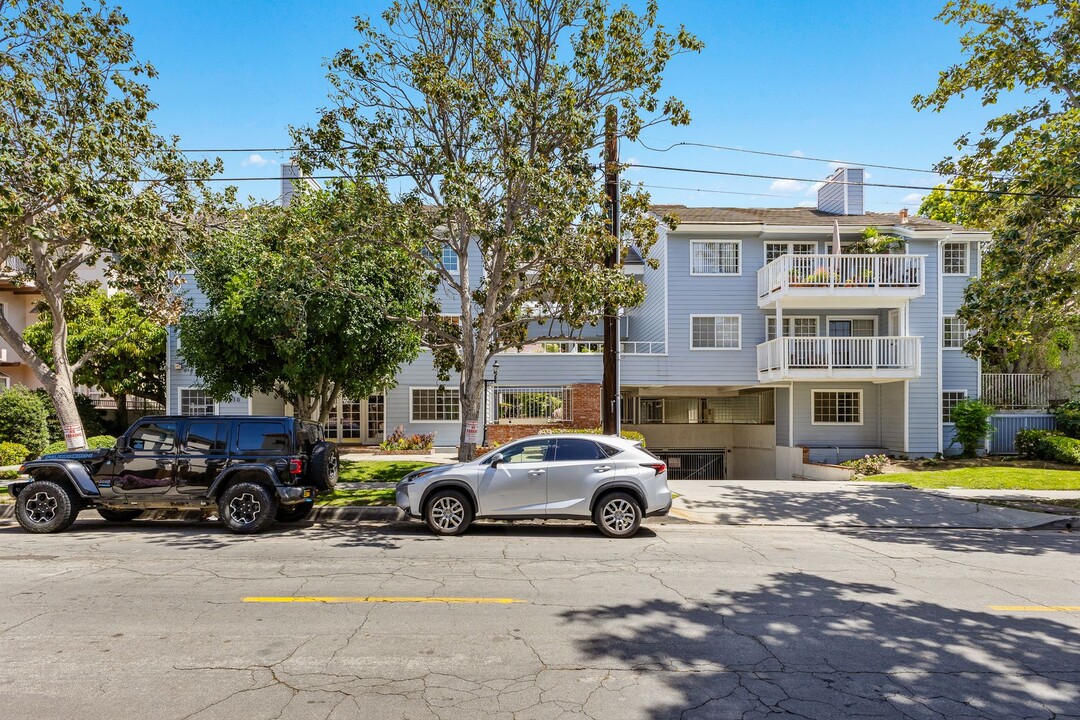 230 S Madison Ave in Pasadena, CA - Building Photo