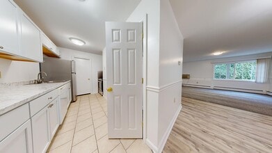 Lofts & Townhomes @ International Apartments in North Providence, RI - Foto de edificio - Building Photo