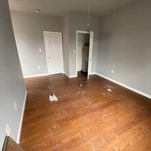 446 6th Ave, Unit Upstairs Apartment in Huntington, WV - Foto de edificio - Building Photo