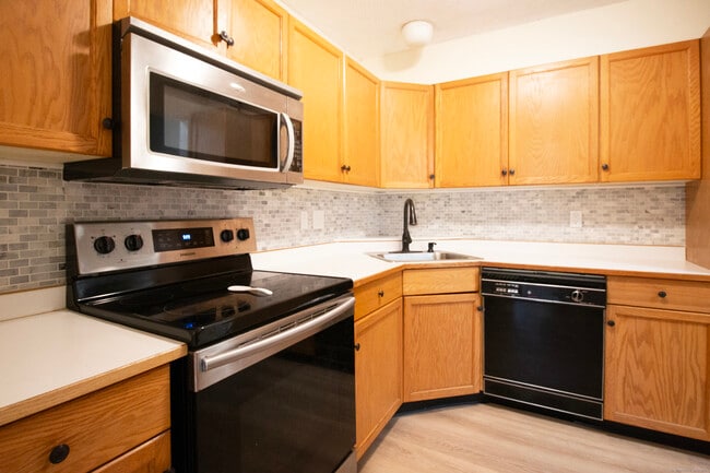 378 Meridian St Ext in Groton, CT - Building Photo - Building Photo