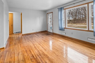 124 Blaine Rd in Waterloo, IA - Building Photo - Building Photo