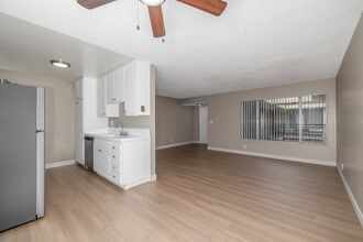 925 N. Inglewood Ave. in Inglewood, CA - Building Photo - Interior Photo
