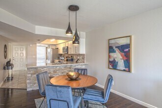8651 E Royal Palm Rd in Scottsdale, AZ - Building Photo - Building Photo