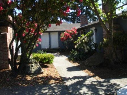 16702 North Rd in Bothell, WA - Foto de edificio