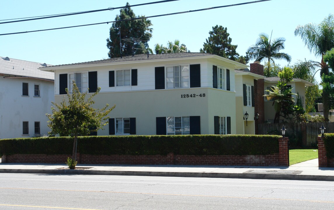 12542-12548 Oxnard St in Valley Village, CA - Building Photo