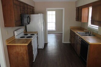 2010 Sky Vista Dr W in Semmes, AL - Foto de edificio - Building Photo