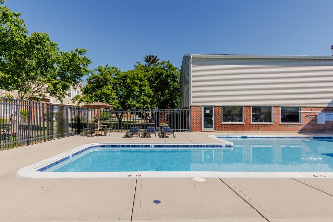 Waterford Place Apartments in Arlington Heights, IL - Building Photo