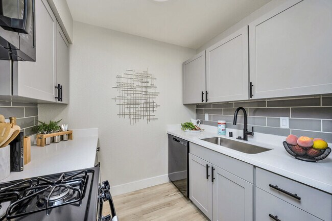 Sierra Park in North Highlands, CA - Foto de edificio - Building Photo