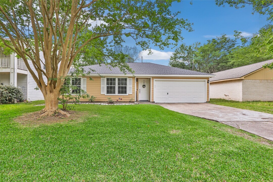 1311 N Diamondhead Blvd in Crosby, TX - Building Photo