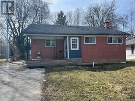 73 Murray Dr in Aurora, ON - Building Photo