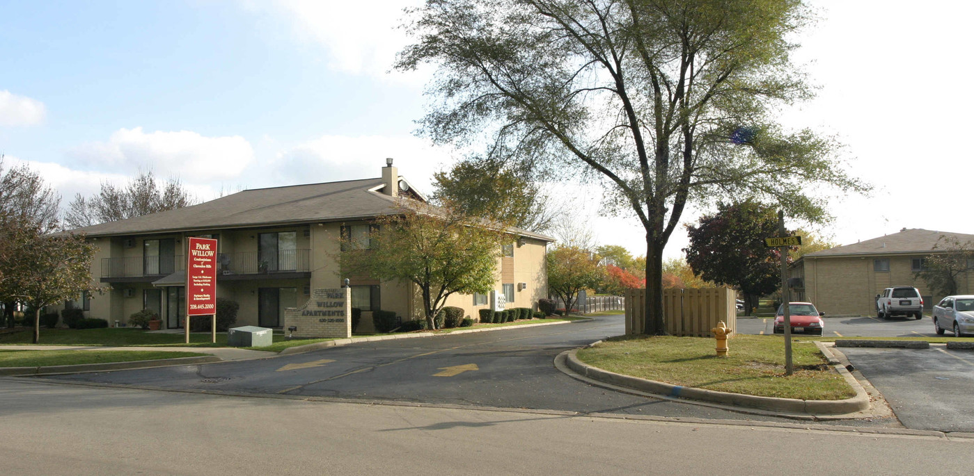 Park Willow Condos in Clarendon Hills, IL - Building Photo