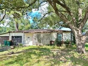 2810 N Houston Dr in La Marque, TX - Building Photo - Building Photo