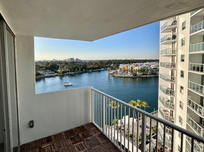 5838 Collins Ave, Unit 8E in Miami Beach, FL - Foto de edificio - Building Photo