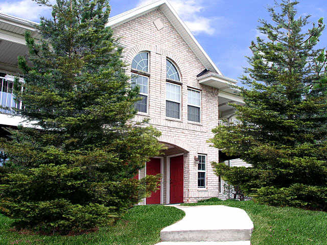 Whispering Ponds Apartments in Waukesha, WI - Foto de edificio - Building Photo