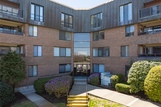 Crown Pointe Condominiums in Swampscott, MA - Foto de edificio - Building Photo