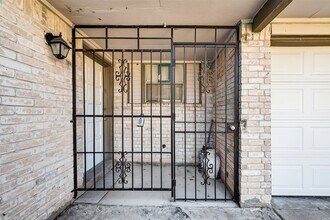 4511 Bayou Vista Dr in Houston, TX - Building Photo - Building Photo