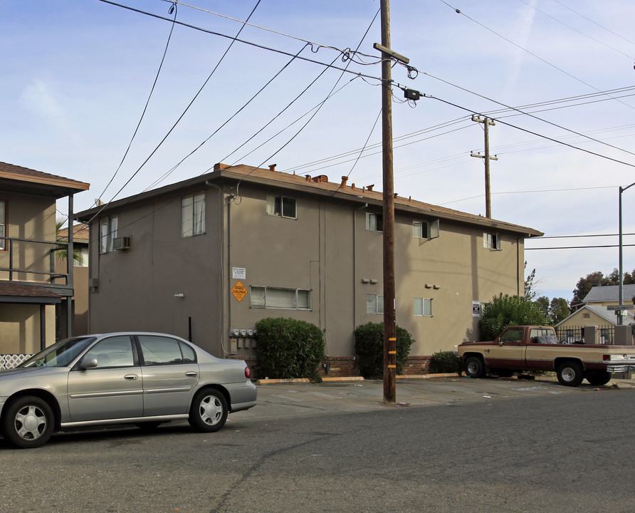 Esther Apartments in Sacramento, CA - Building Photo