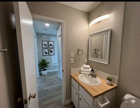 1011 Meadowcreek Dr in Round Rock, TX - Building Photo - Building Photo